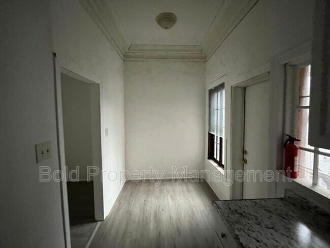 Building Photo - 409 Walnut St