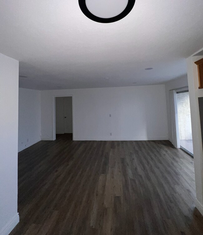 Building Photo - Modern 2-Bedroom Apartment in Gated Van Nu...