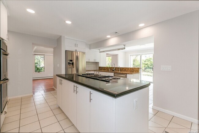 Foto del edificio - 35 Whitman Rd