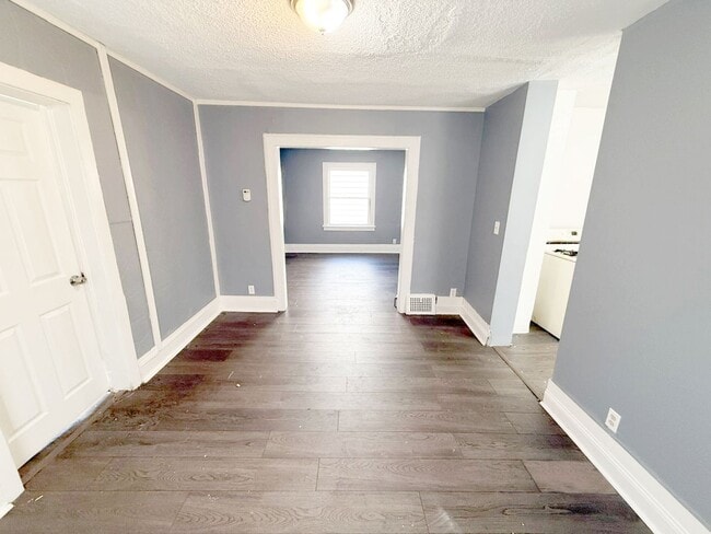 Building Photo - 2 BED 1 BATH SINGLE FAMILY HOME IN EUCLID!