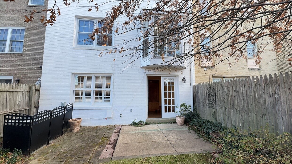 Building Photo - Beautiful 3 Bed 2.5 Bath Interior Townhome With Fenced Yard In Hallcrest Heights