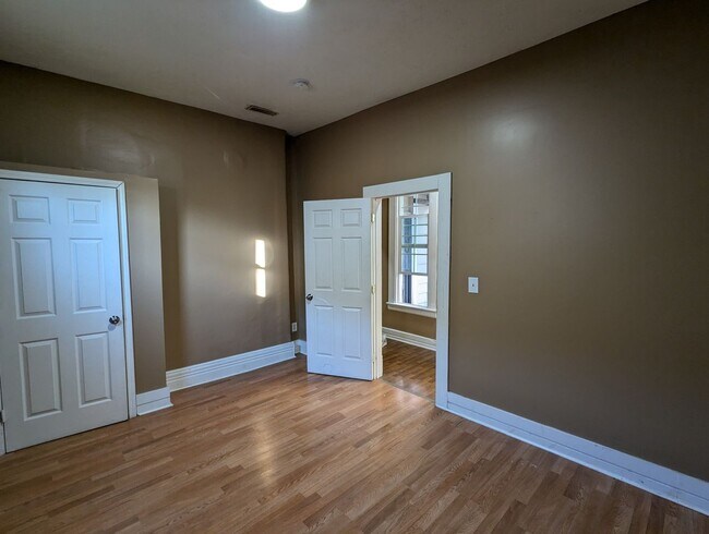 Building Photo - Gorgeous renovated 2 bedroom house!