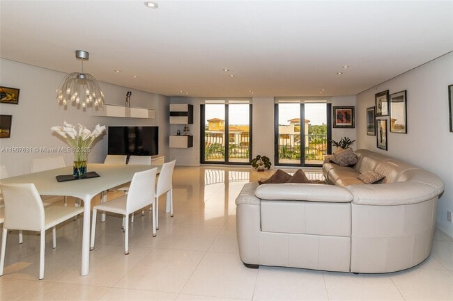 Foto del edificio - 8877 Collins Ave