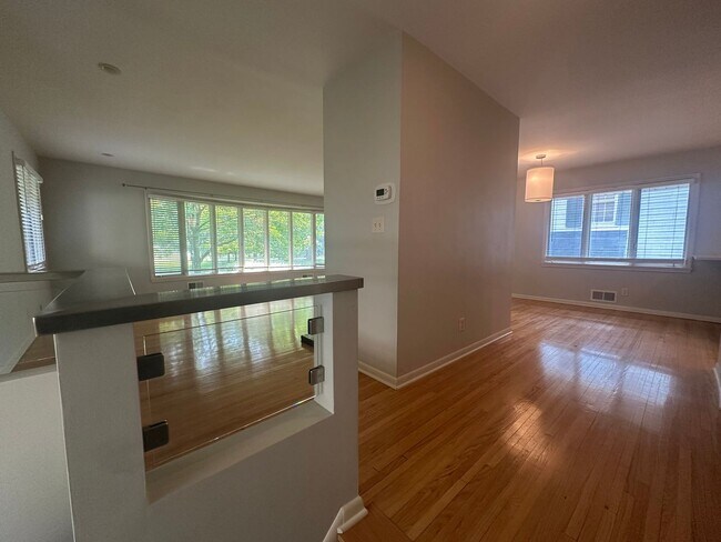 Foto del edificio - Luxury Living on Summit Ave! – Spacious 3B...