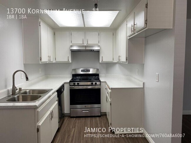 Foto del edificio - 13700 Kornblum Ave.