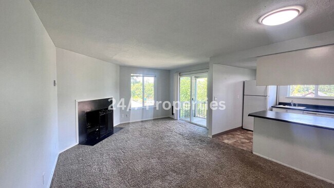 Foto del edificio - Upper Level 2 BD | 1 BA Apartment w/ Willamette River View - Oregon City