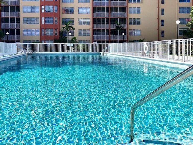 Foto del edificio - 1700 NE 191st St