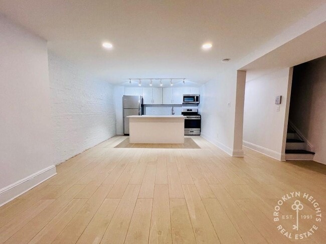 Building Photo - Newly Renovated 2 Bedroom Duplex with Priv...