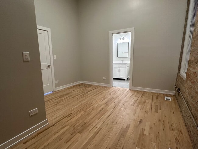 Building Photo - 2649 W Cortland St