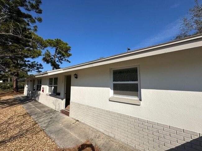 Building Photo - 443 90th Ave N