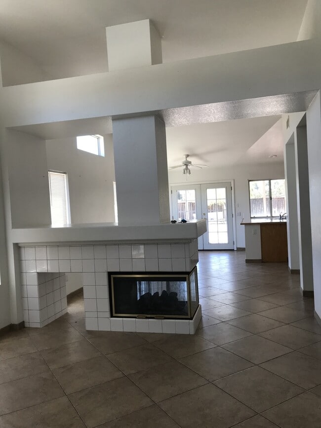 Building Photo - Beautiful home with fenced in backyard!