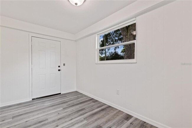 Building Photo - 112 S Fern Rd