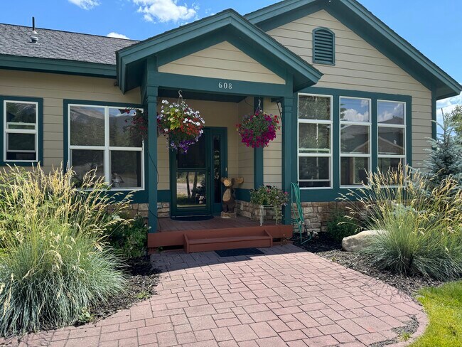 Foto del edificio - 608 Willowbrook Rd
