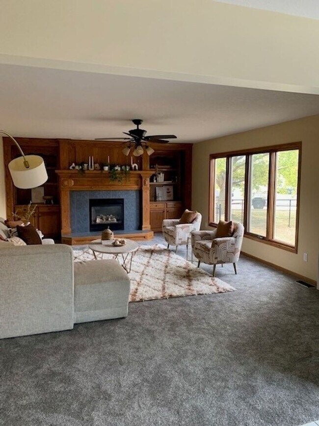Foto del edificio - 4 Bedroom Single Family Home in Urbandale