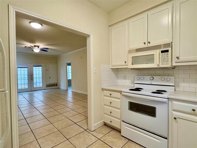 Building Photo - 2100 San Gabriel St