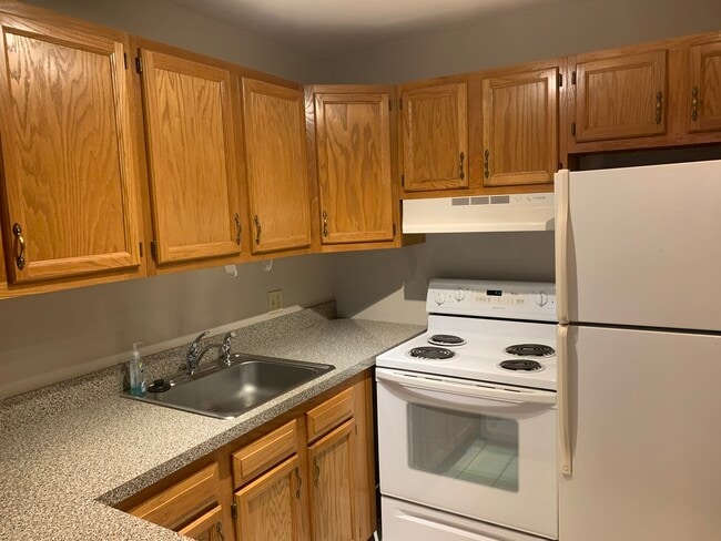 Building Photo - 5800 Oakwood Dr