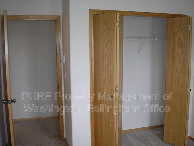 Building Photo - 733 Judson St