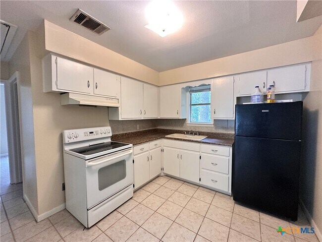 Building Photo - 202 Oak Ridge Dr