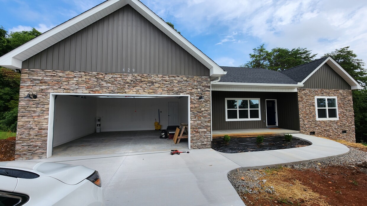 Foto principal - 829 River Cliff Dr