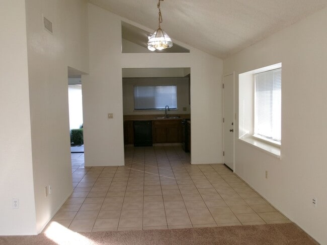 Building Photo - LAURELGLEN !