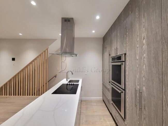 Foto del edificio - 3 bedroom in ASTORIA NY 11103