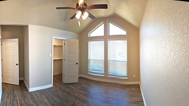 Building Photo - 705 Willow Dr