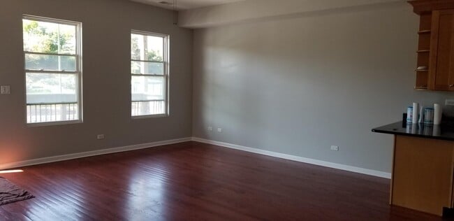Building Photo - 2815 S Archer Ave