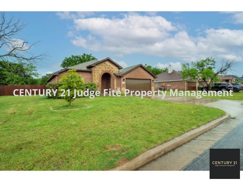 Primary Photo - Beautiful 3/2/2 in Stephenville for Rent!