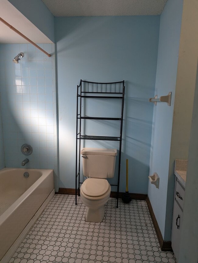 Building Photo - Furnished 1 bedroom, 1 bath duplex located in Umatilla