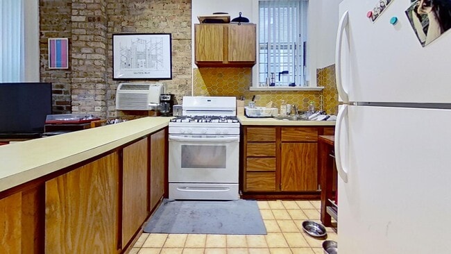 Building Photo - Raised First Floor East Lakeview One Bedroom