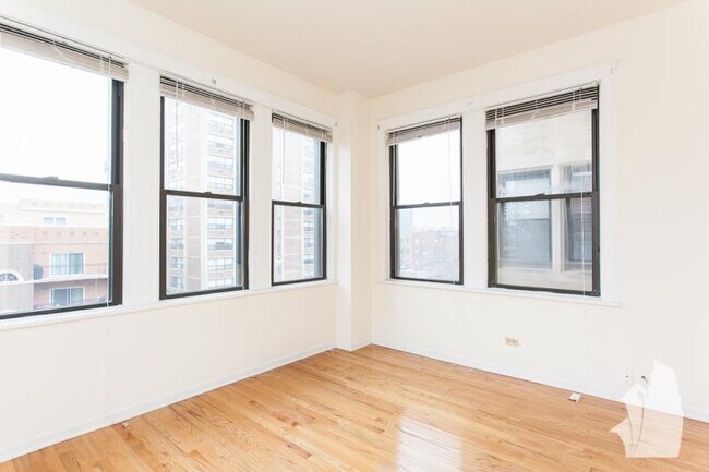 Building Photo - 4205 N Sheridan Rd