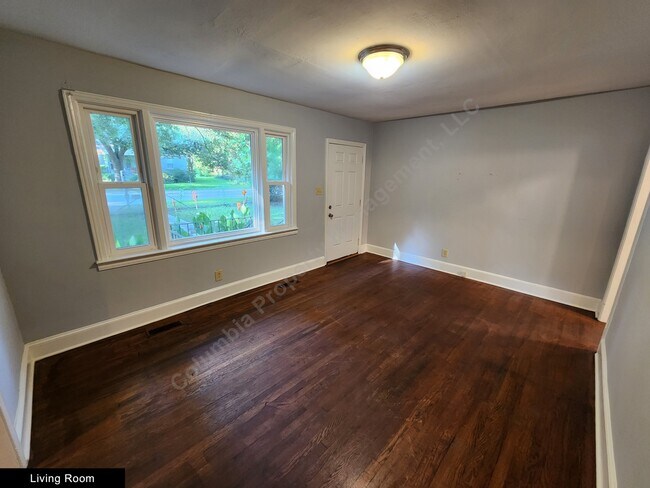 Building Photo - 1647 Caroline Rd
