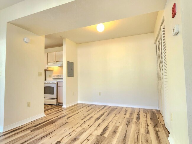 Foto del edificio - FOR RENT 1 bedroom 1 bath condo, balcony, ...