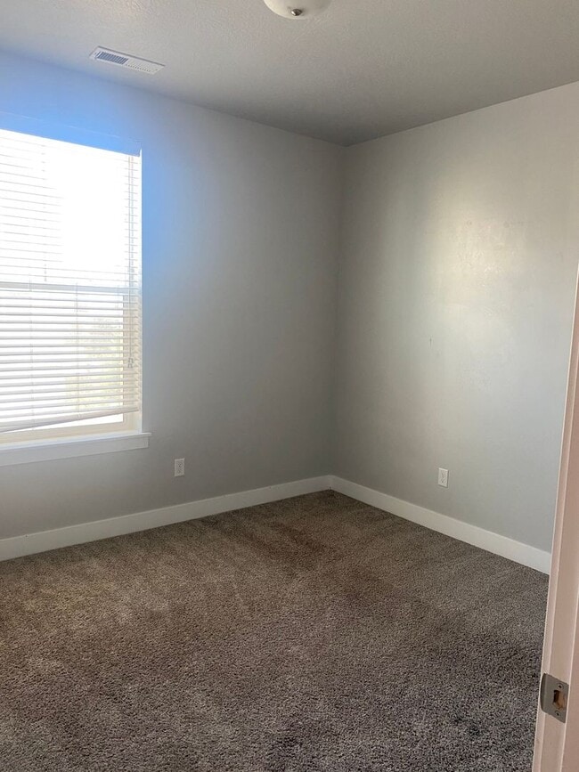 Building Photo - Luxury 3 Bed 2 Bath Townhome in Vineyard