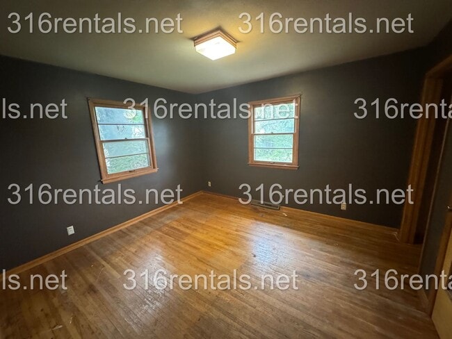 Building Photo - $975 - 3 bed 1 bath - Single Family Home