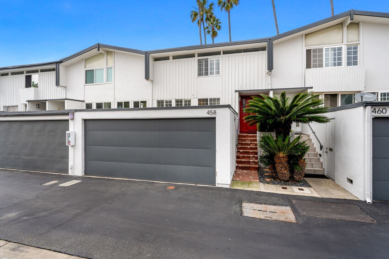 Foto principal - Upgraded 3 bed 2.5 bath Townhome in Newpor...