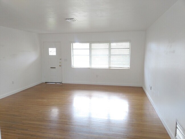 Foto del edificio - Beautiful renovated 3/2 home in Westchester