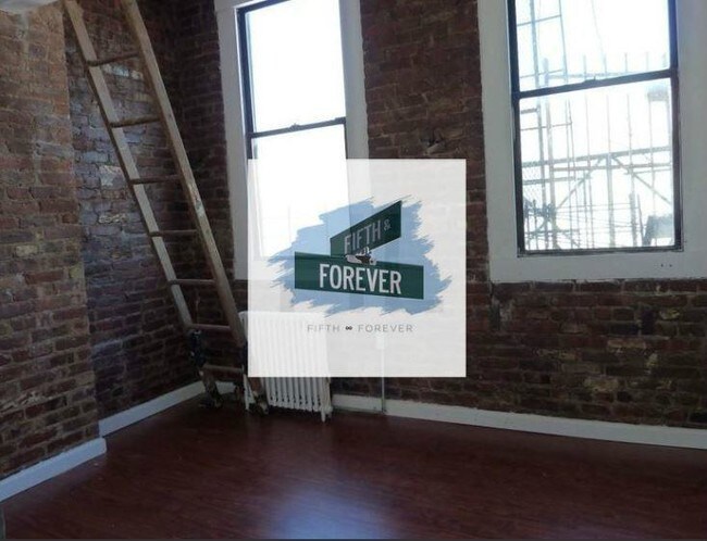 Building Photo - 258 E 3rd St