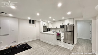 Building Photo - 10 Peer St