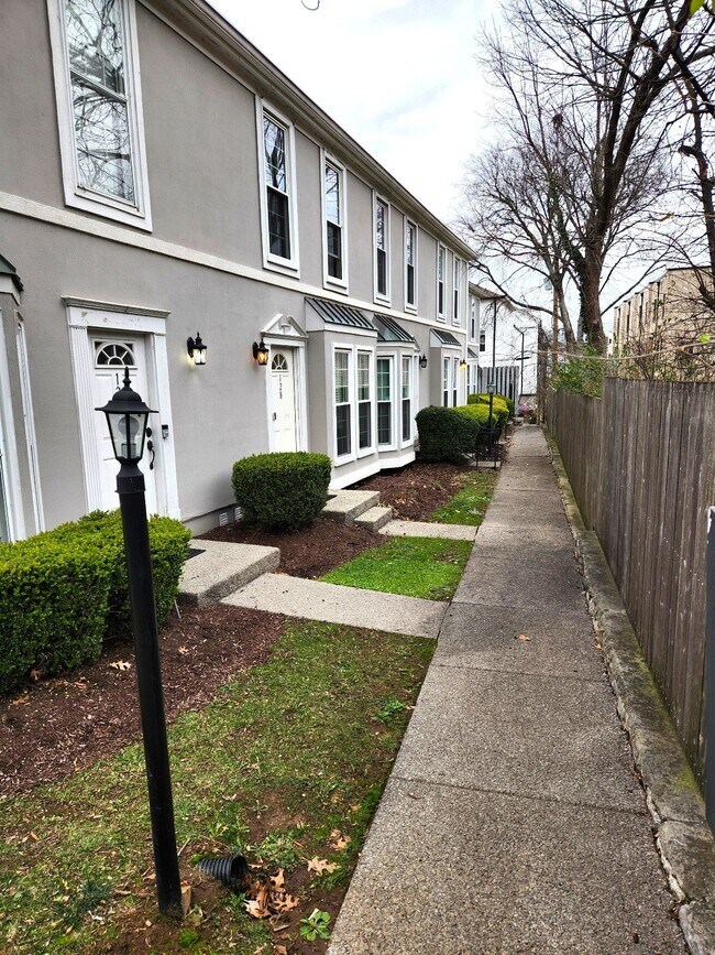 Foto del edificio - Location, location, location! Beautiful 2BR/1.5BA townhouse in West End Park!