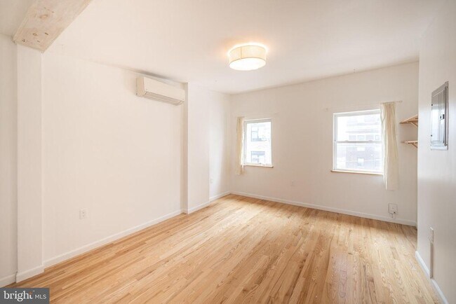 Building Photo - 711 W Thompson St