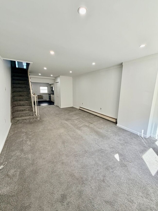 Building Photo - SPACIOUS 3bd/1.5ba at Port Richmond Home