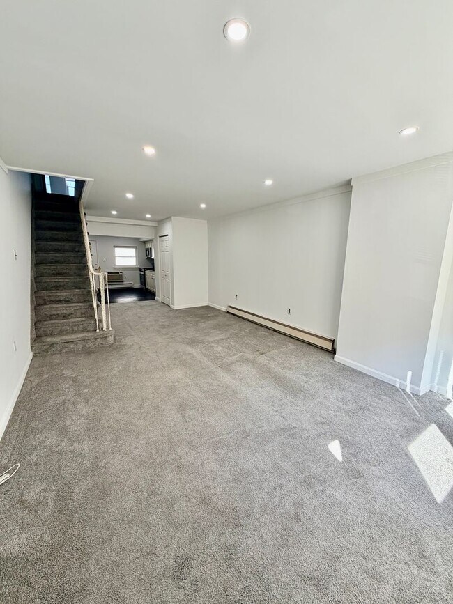 Foto del edificio - SPACIOUS 3bd/1.5ba at Port Richmond Home