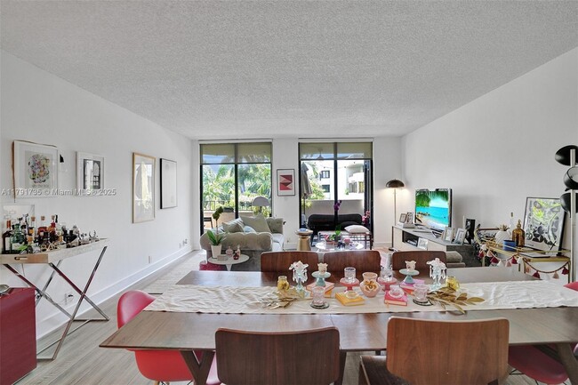 Foto del edificio - 161 Crandon Blvd