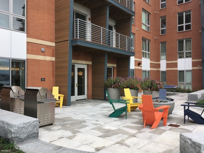 Building Photo - 1 br, 1 bath Apartment - 126 Border St # 1BED