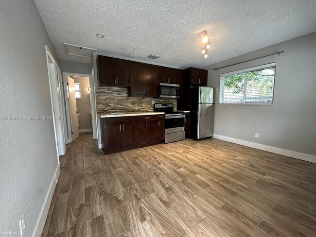 Foto del edificio - 2 br, 1 bath House - 647 NW 3rd Ave Apt 4
