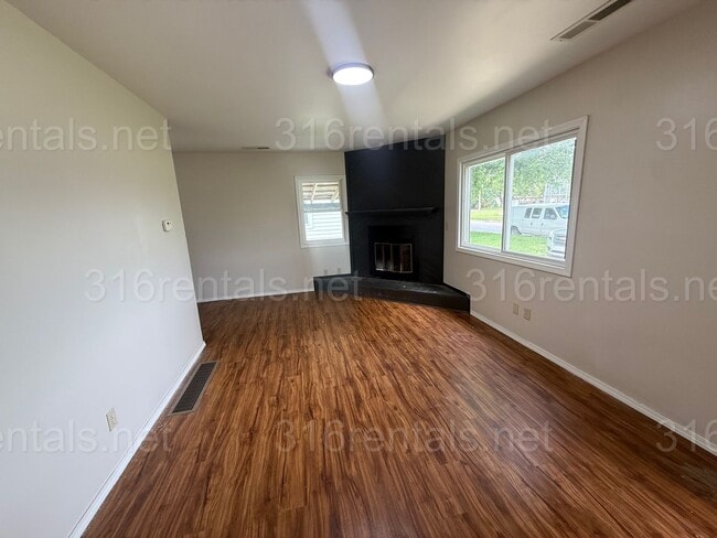 Building Photo - $1100 - 2 bedroom / 1 bathroom - Haysville...