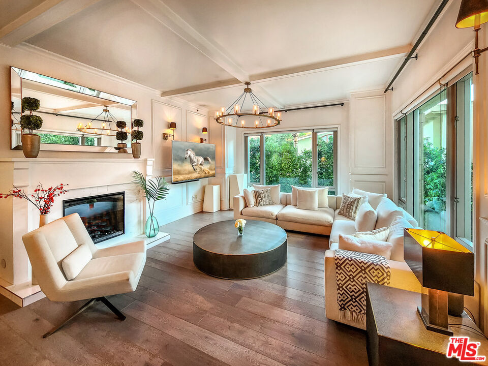 Foto principal - 10727 Wilshire Blvd