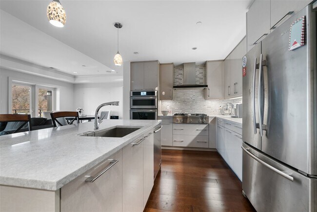 Foto del edificio - 150 Henley Pl