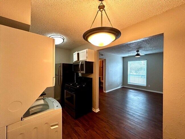 Foto del edificio - 2401 Manor Rd